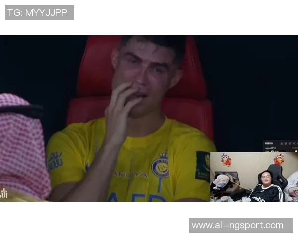 C罗赛后苦笑做偷窃手势引发热议新月锁定胜局让他倍感不满